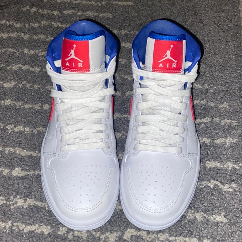 Jordan 1 mid women’s size 6